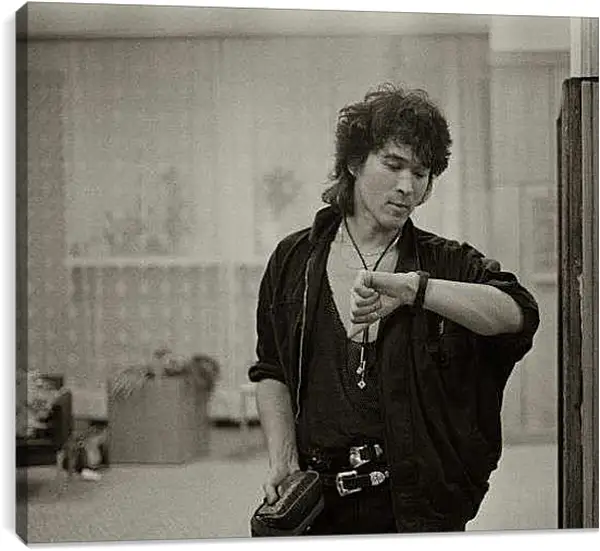 Постер на подрамнике - Цой смотрит на часы