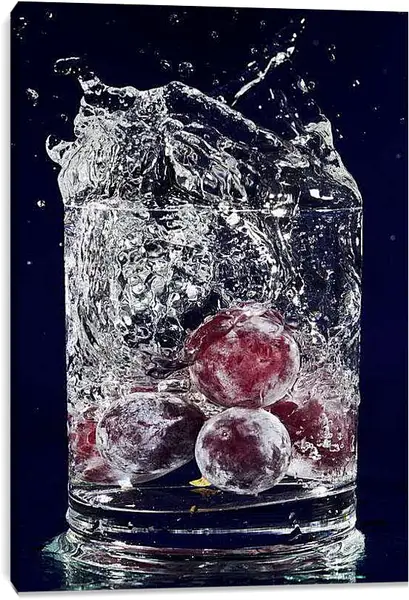 Постер на подрамнике - Красный виноград. Свежесть Момента.