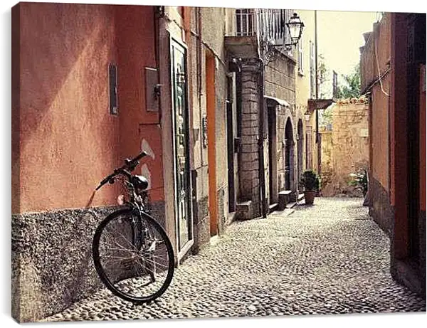 Постер на подрамнике - велосипед на улочке города Белладжио