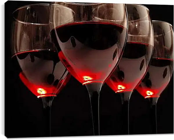 Постер на подрамнике - Свет в бокалах вина. Вечернее вино.