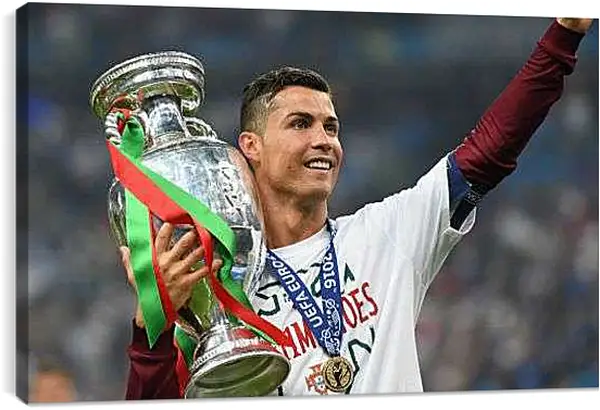 Постер на подрамнике - Криштиану Роналду с кубком