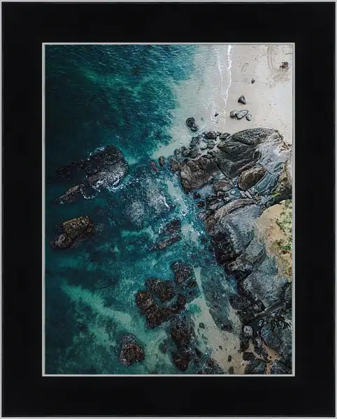 Картина в раме - Скалистый берег на море