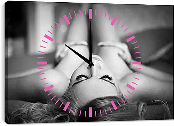 Часы картина - Девушка лежащая на кровати прикрывая грудь руками