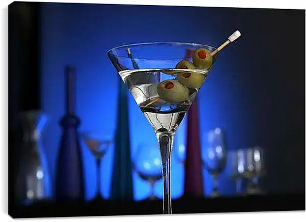 Постер на подрамнике - Бокал и оливки на шпажке. Изысканный Мартини.
