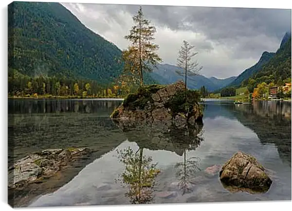 Постер на подрамнике - Красивый водоём в центре гор