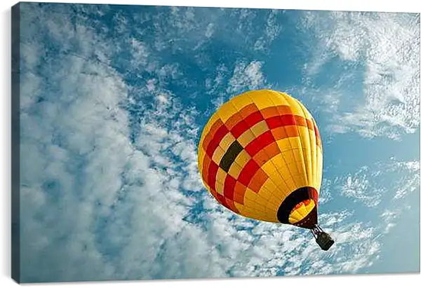 Постер на подрамнике - Разноцветный воздушный шар на фоне облаков