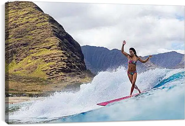 Постер на подрамнике - Серфингистка на фоне гор