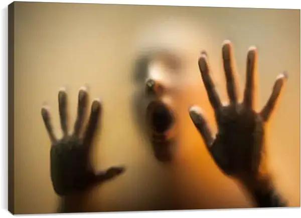 Постер на подрамнике - Руки девушки на стекле