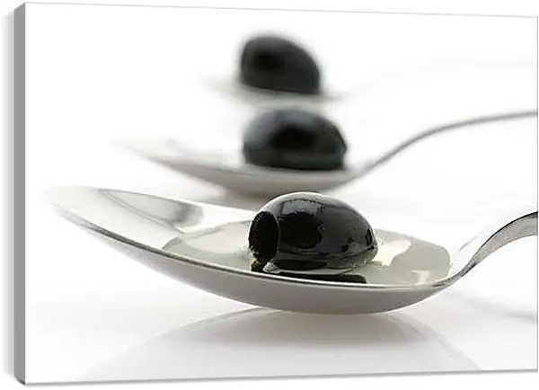 Постер на подрамнике - Маслины в ложках. Маслины.