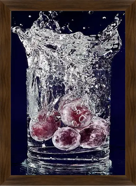 Картина в раме - Красный виноград и всплеск воды. Брызги Свежести.