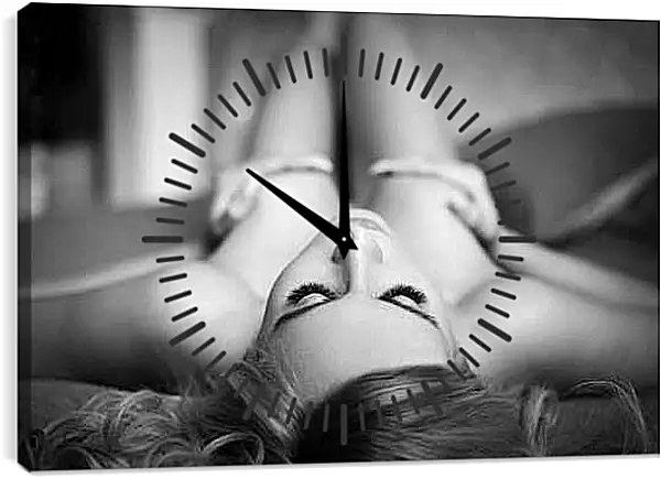 Часы картина - Девушка лежащая на кровати прикрывая грудь руками