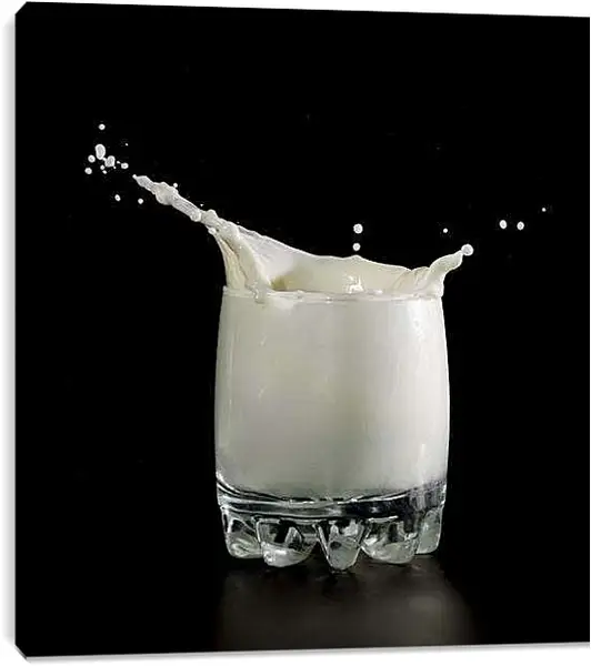 Постер на подрамнике - Стакан молока. Свежесть момента.