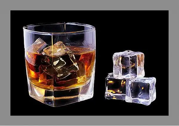 Картина в раме - Бокал виски и лед. Лед и Пламя.