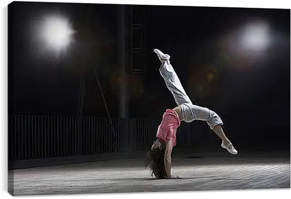 Постер на подрамнике - Девушка разминается