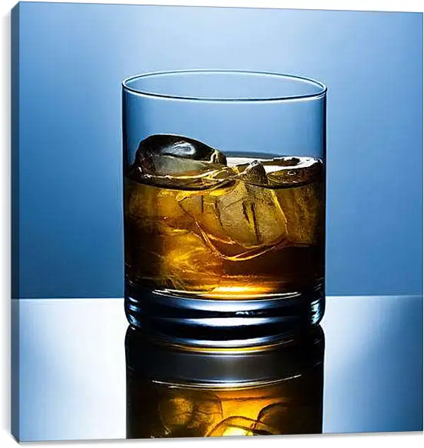 Постер на подрамнике - Стакан с виски. Прохлада в бокале.