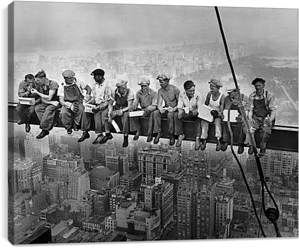 Постер на подрамнике - Рабочие на балке, Обед над Манхеттеном. Строительство Эмпайр стейт билдинг
