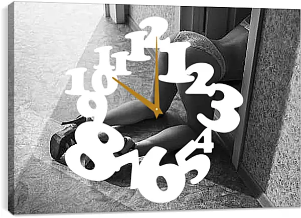 Часы картина - Девушка на коленях