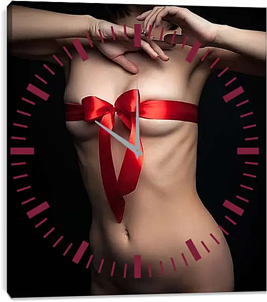 Часы картина - Грудь девушки в праздничной ленте