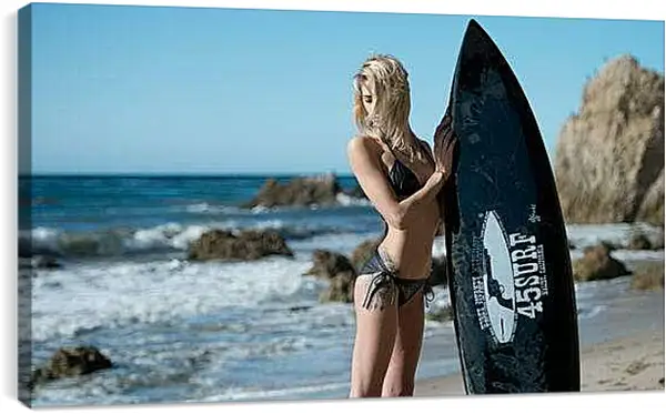 Постер на подрамнике - Блондинка с доской для сёрфинга