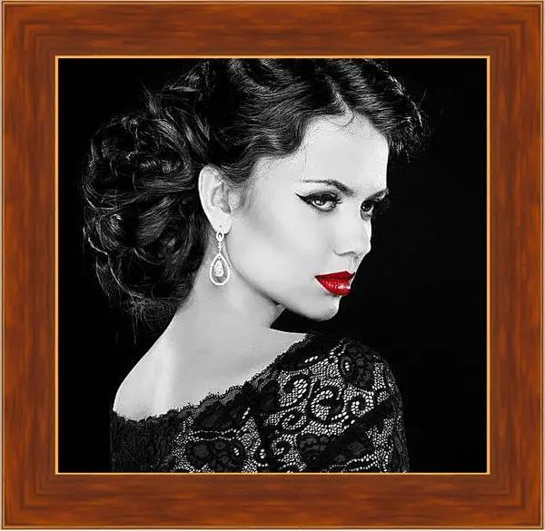 Картина в раме - Брюнетка