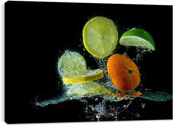Постер на подрамнике - Фрукты в воде на чёрном фоне. Цитрусовый взрыв.