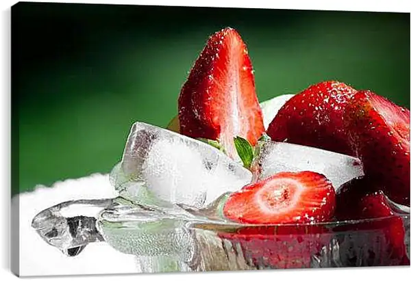 Постер на подрамнике - Клубника со льдом. Летняя свежесть.