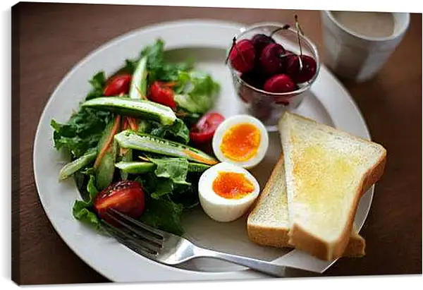 Постер на подрамнике - Вкусный завтрак с варёными яйцами. Сбалансированный завтрак.