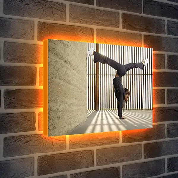 Лайтбокс световая панель - Девушка стоит на руках