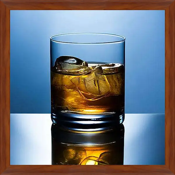Картина в раме - Стакан с виски. Прохлада в бокале.