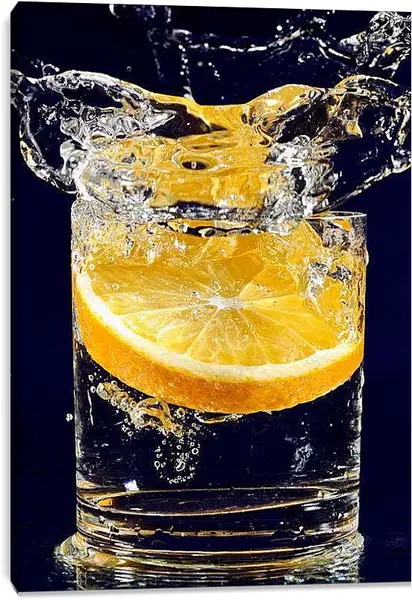 Постер на подрамнике - Апельсин в стакане воды. Всплеск свежести.