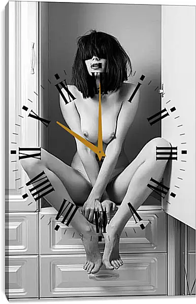 Часы картина - Сидящая нагая девушка