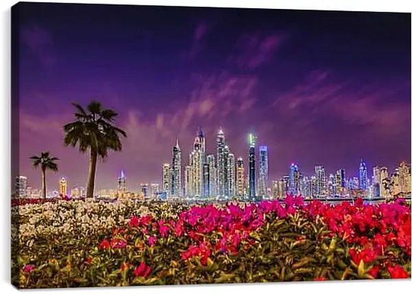 Постер на подрамнике - Клумбы цветов на фоне пальм и города. Дубай
