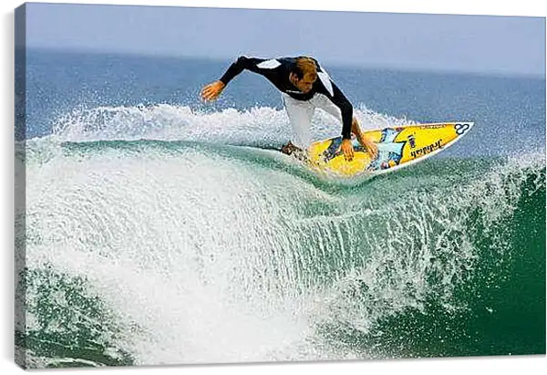 Постер на подрамнике - Сёрфингист пытается удержаться на доске