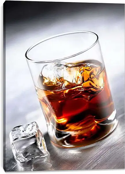 Постер на подрамнике - Кубики льда в бокале. Вечерний Дижестив.