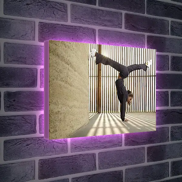 Лайтбокс световая панель - Девушка стоит на руках