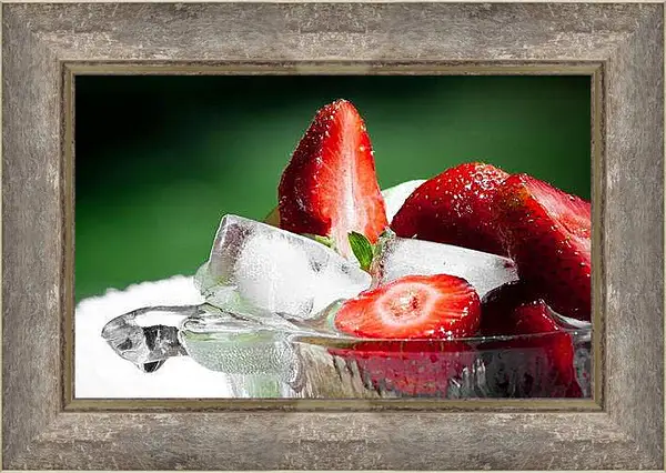 Картина в раме - Клубника со льдом. Летняя свежесть.