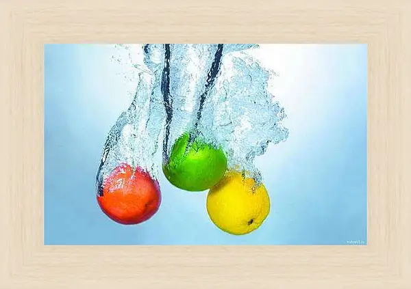 Картина в раме - Фрукты в воде. Свежесть вкуса.