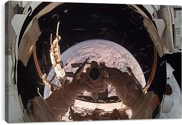 Постер на подрамнике - Отражение Земли в шлеме космонавта