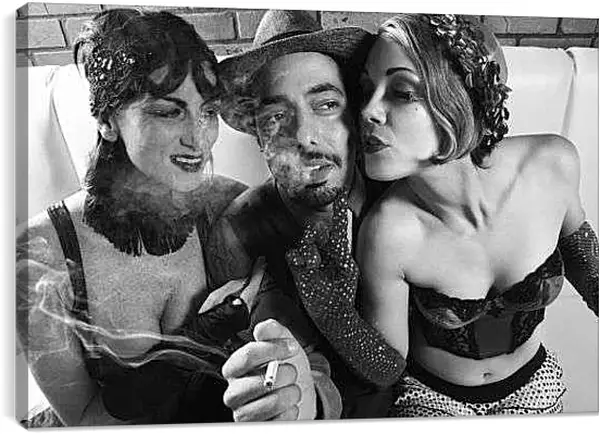 Постер на подрамнике - В окружении дам