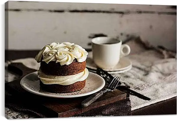 Постер на подрамнике - Торт с белыми розочками наверху. Сладкое утро.