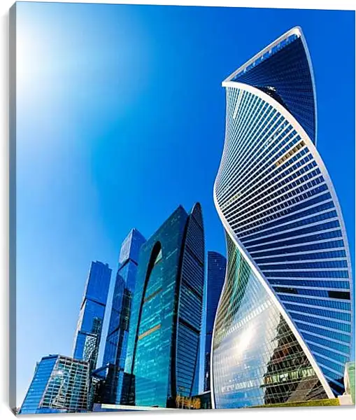 Постер на подрамнике - Москва-сити под ярким солнцем