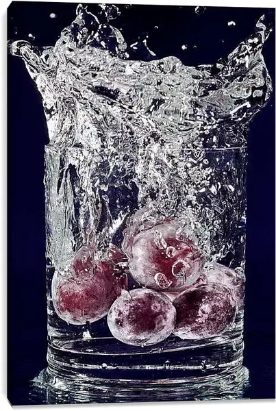 Постер на подрамнике - Красный виноград и всплеск воды. Брызги Свежести.