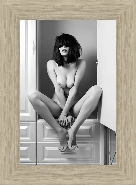 Картина в раме - Сидящая нагая девушка