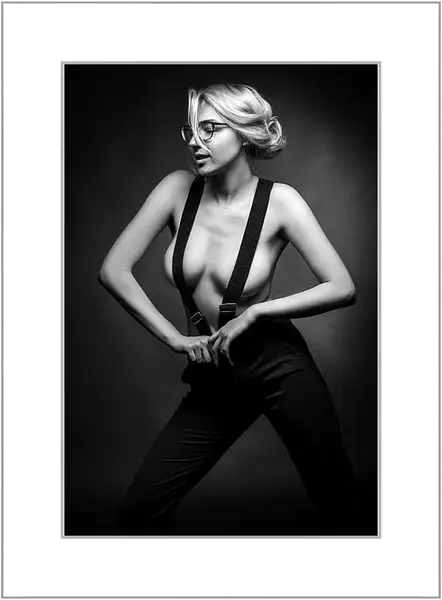 Картина в раме - Блондинка в очках