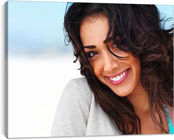 Постер на подрамнике - Улыбка брюнетки