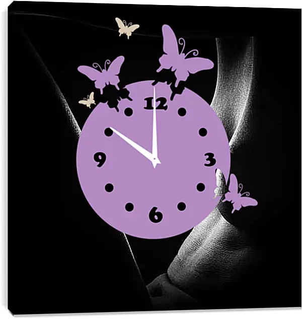 Часы картина - Грудь девушки в полумраке