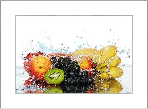 Картина в раме - Фрукты и брызги воды. Сочная свежесть.