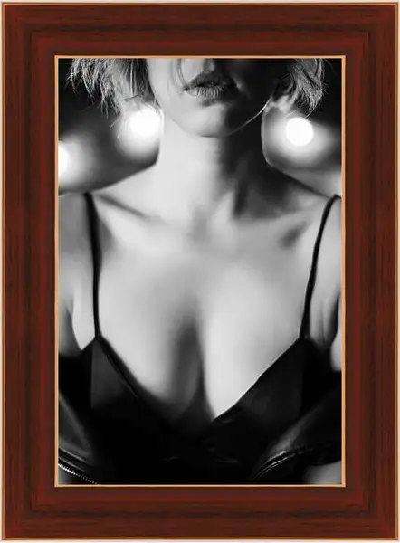 Картина в раме - Половина лица блондинки