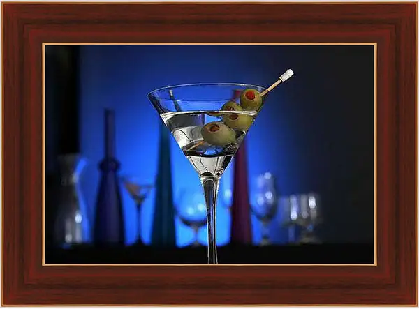 Картина в раме - Бокал и оливки на шпажке. Изысканный Мартини.