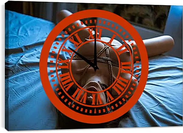 Часы картина - Лежащая девушка на кровати